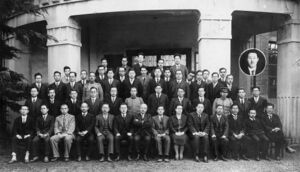 1930年度職員集合 40周年記念誌P8掲載元写真p.jpg