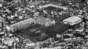 1956 校舎全景航空写真 40周年記念誌.png