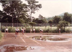 1980年バレー班合宿 男女共炎天下テニスコート.jpg
