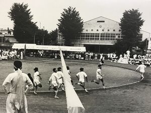 1981運動会体育館前を走る.jpg