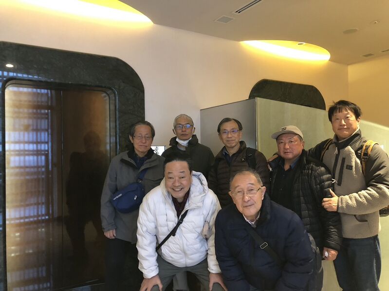 ファイル:2025.1.26新宿御苑前聖陵にて粂先生墓り.jpg